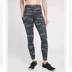 Athleta Ultimate Stash Pocket Camo 7/8 Tight